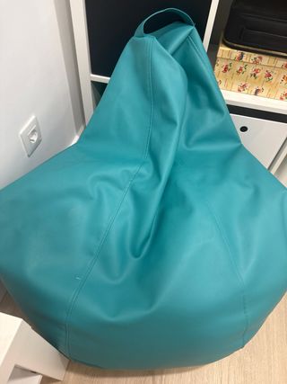 Puf estilo moderno en polipiel