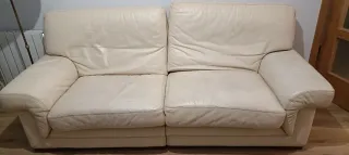 Dos sofás de piel color crema