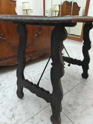 Mesa auxiliar de madera y metal