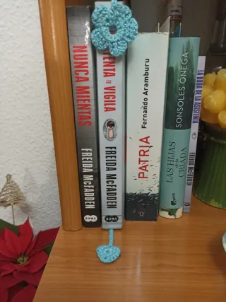 Marcapáginas de ganchillo flor azul