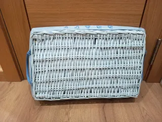 Cesta azul mimbre y de tela con asas.