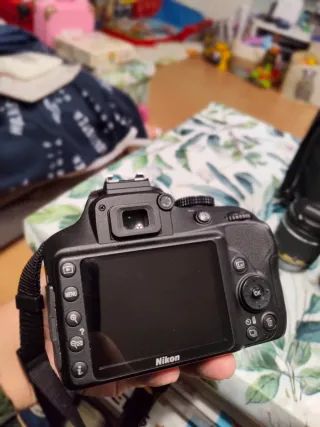 Cámara Nikon D3400 con accesorios