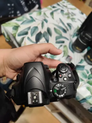 Cámara Nikon D3400 con accesorios