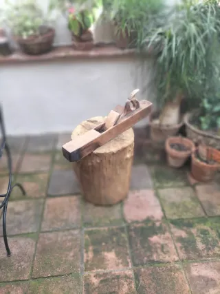 Cepillo de carpintero antiguo de madera