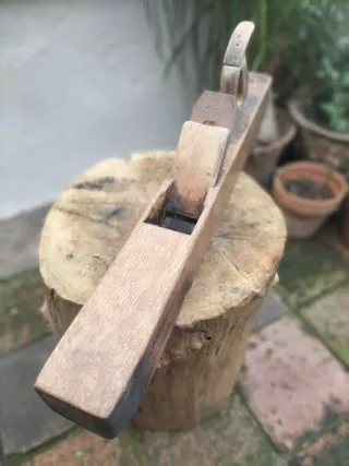 Cepillo de carpintero antiguo de madera