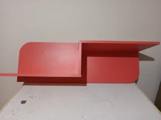 Estantería de madera rosa coral