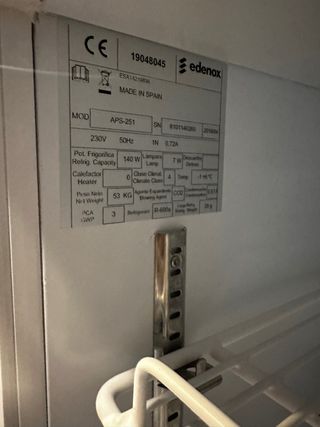 Nevera Edenox prfesional para bebidas y alimentos.