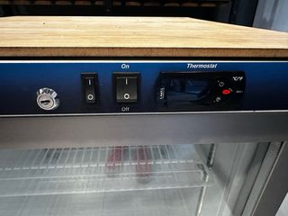 Nevera Edenox prfesional para bebidas y alimentos.