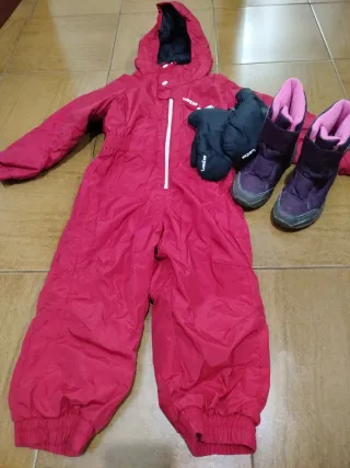 Mono de nieve rojo y botas moradas