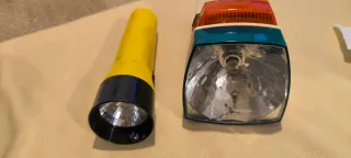 Linterna vintage amarilla y azul