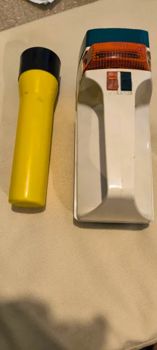 Linterna vintage amarilla y azul