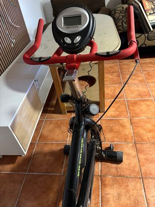 Bicicleta de Spinning Negra y Roja