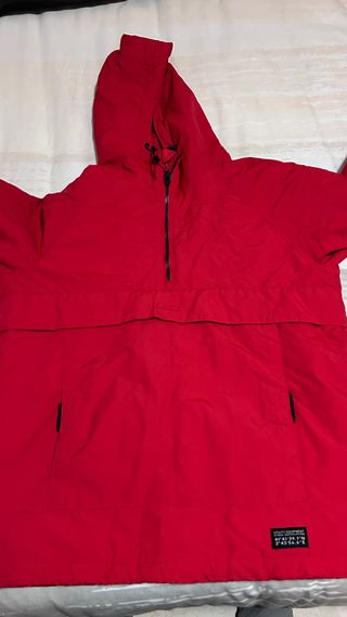 Chaqueta Roja con Capucha