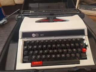 Máquina de escribir GSA 8000