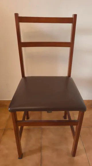 Silla de madera con asiento de piel
