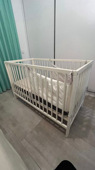 Cuna Ikea con colchón y chichonera