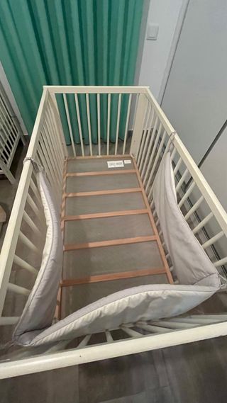 Cuna Ikea con colchón y chichonera