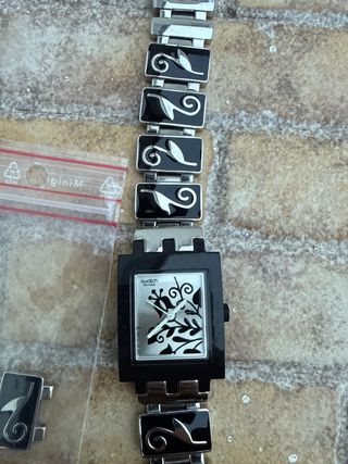 Reloj Swatch Mujer Plata y Negro