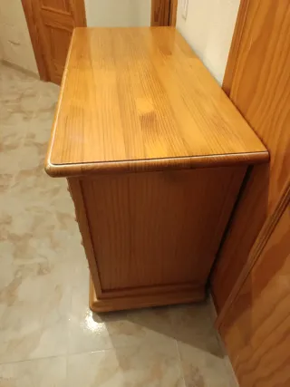 Escritorio de madera con cajones