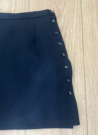 Minifalda negra con botones laterales