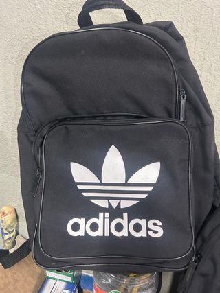 Mochila escolar negra con detalles azules
