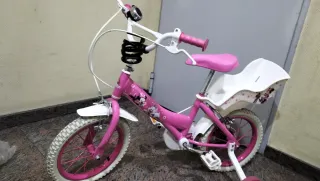 Bicicleta infantil rosa con ruedas de apoyo