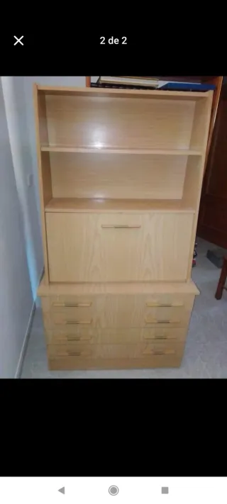 Escritorio de madera con cajonera