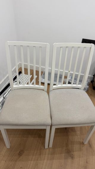 4 Sillas de comedor blancas y beige