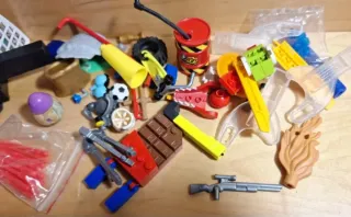 Lote 50 piezas Playmobil y Lego sueltas