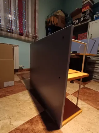 Estantería de madera y metal