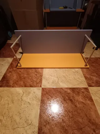 Estantería de madera y metal