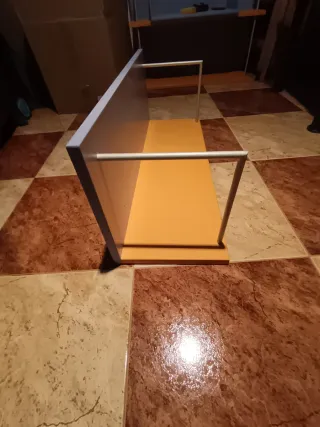 Estantería de madera y metal