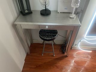 Mueble recibidor plateado