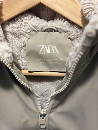 Impermeable niña Zara gris con pelito