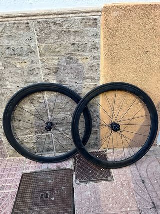 Bicicleta carretera Focus Izalco Race Roja