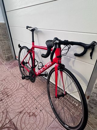 Bicicleta carretera Focus Izalco Race Roja