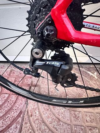 Bicicleta carretera Focus Izalco Race Roja