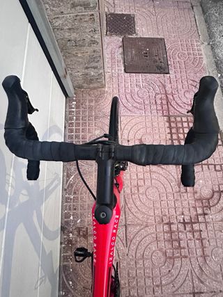 Bicicleta carretera Focus Izalco Race Roja