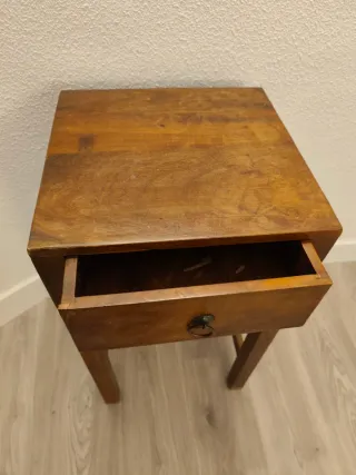 Mesa auxiliar rústica de madera