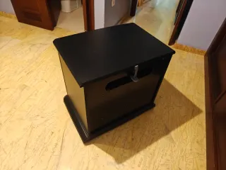 Mueble TV negro con puertas y ruedas