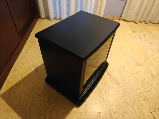 Mueble TV negro con puertas y ruedas