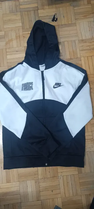 Sudadera Nike con cremallera y capucha