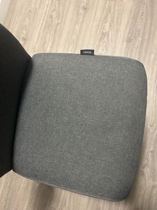 Silla de oficina gris sin apoyabrazos