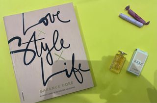 Miniatura Idôle Lancôme y libro Estilo