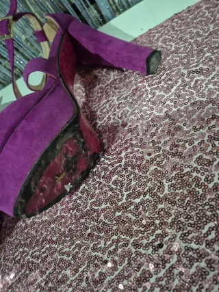 Zapatos de tacón morados le falta una tapa del tac
