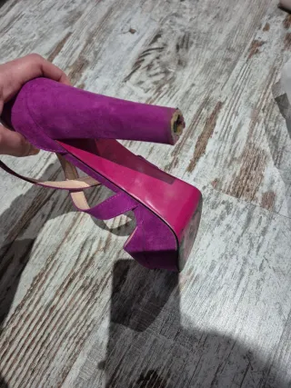 Zapatos de tacón morados le falta una tapa del tac