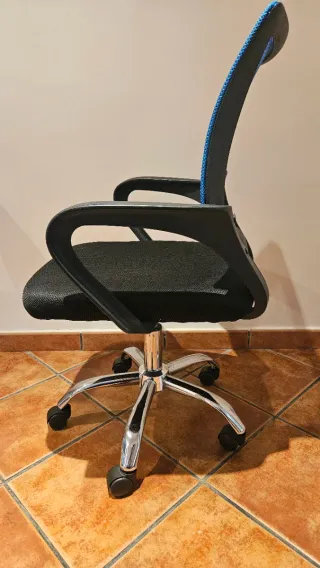 Silla de oficina ergonómica azul y negra