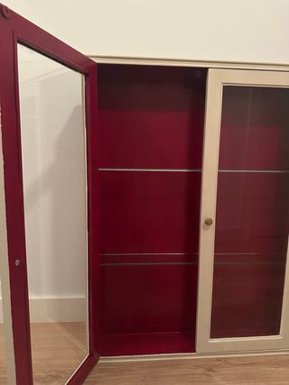 Vitrina restaurada beige y roja