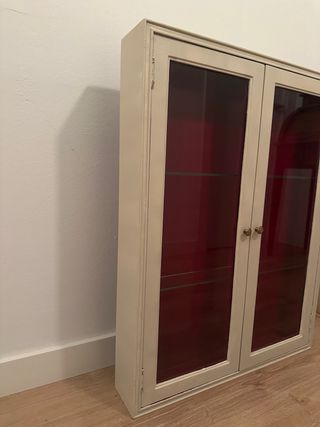 Vitrina restaurada beige y roja