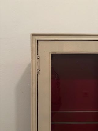 Vitrina restaurada beige y roja